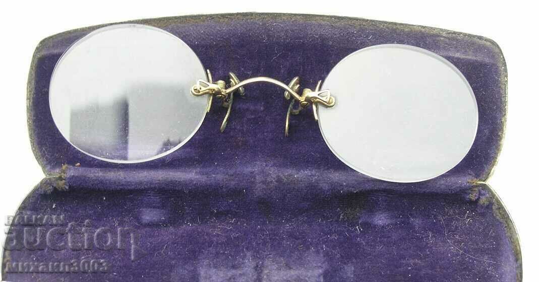 Licitație Ochelari vechi Pensne aurite cu carcasă argintie Licitație Ochelari vechi Pensne aurite cu carcasă argintie