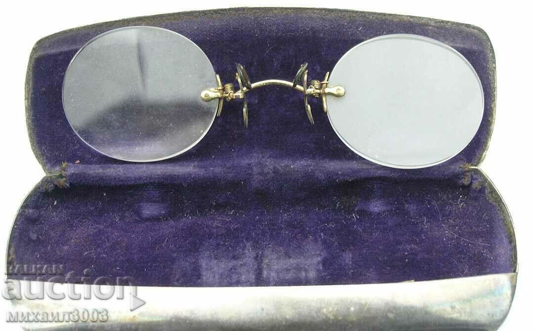 Livrarea Ochelari vechi Pensne aurite cu carcasă argintie Livrarea Ochelari vechi Pensne aurite cu carcasă argintie