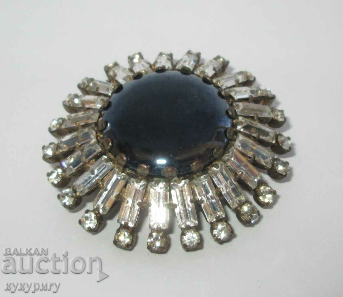 Auction A beautiful old lady's round brooch with stones Auction A beautiful old lady's round brooch with stones