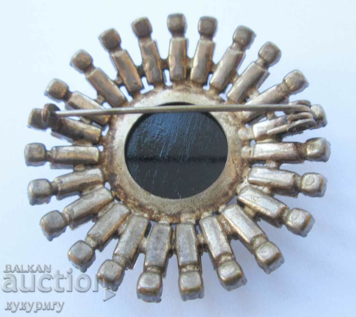 Delivery of A beautiful old lady's round brooch with stones Delivery of A beautiful old lady's round brooch with stones