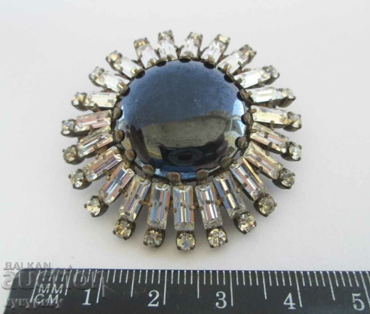 A beautiful old lady's round brooch with stones - 6 A beautiful old lady's round brooch with stones - 6