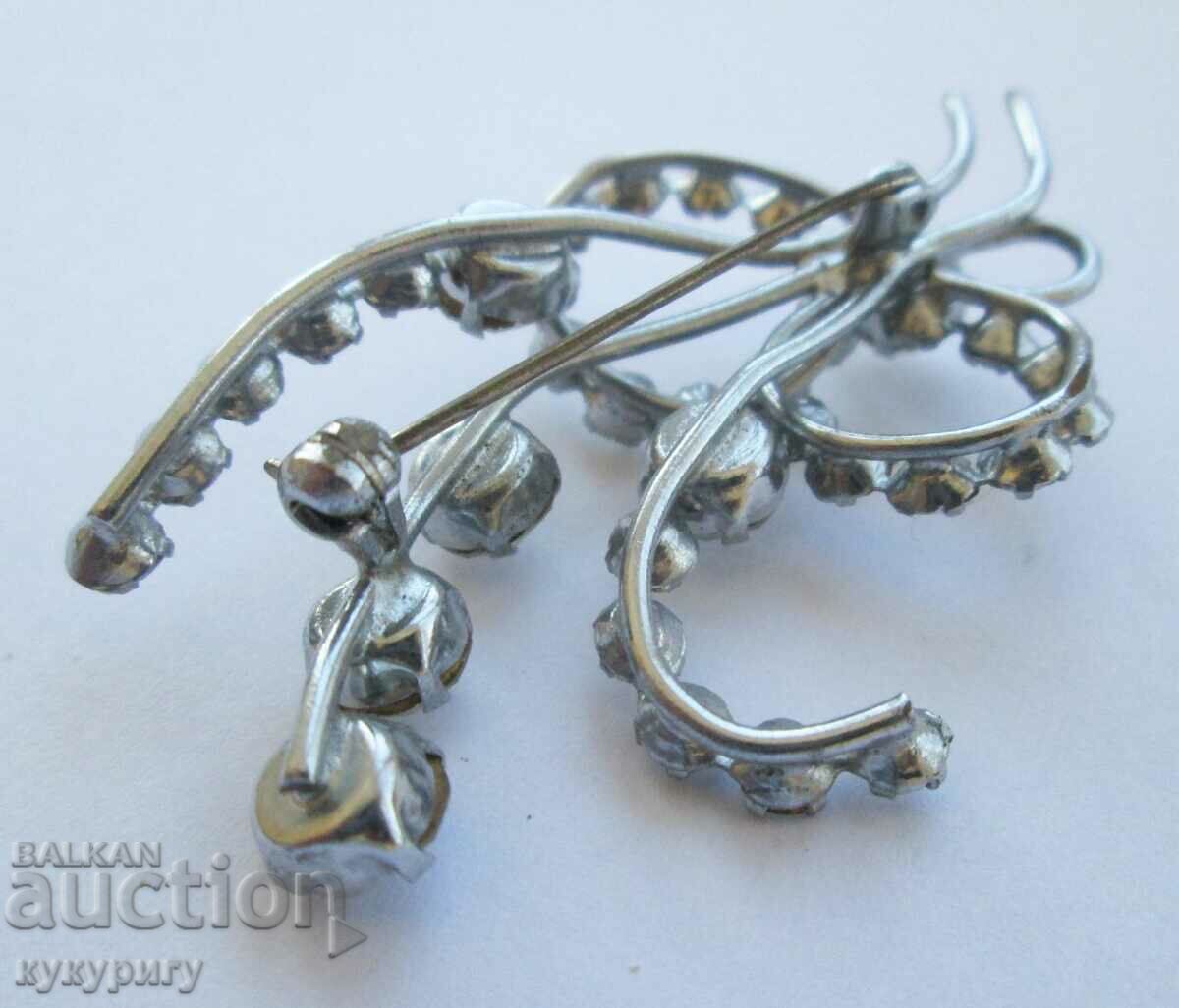 Auction Old lady's brooch with stones Auction Old lady's brooch with stones