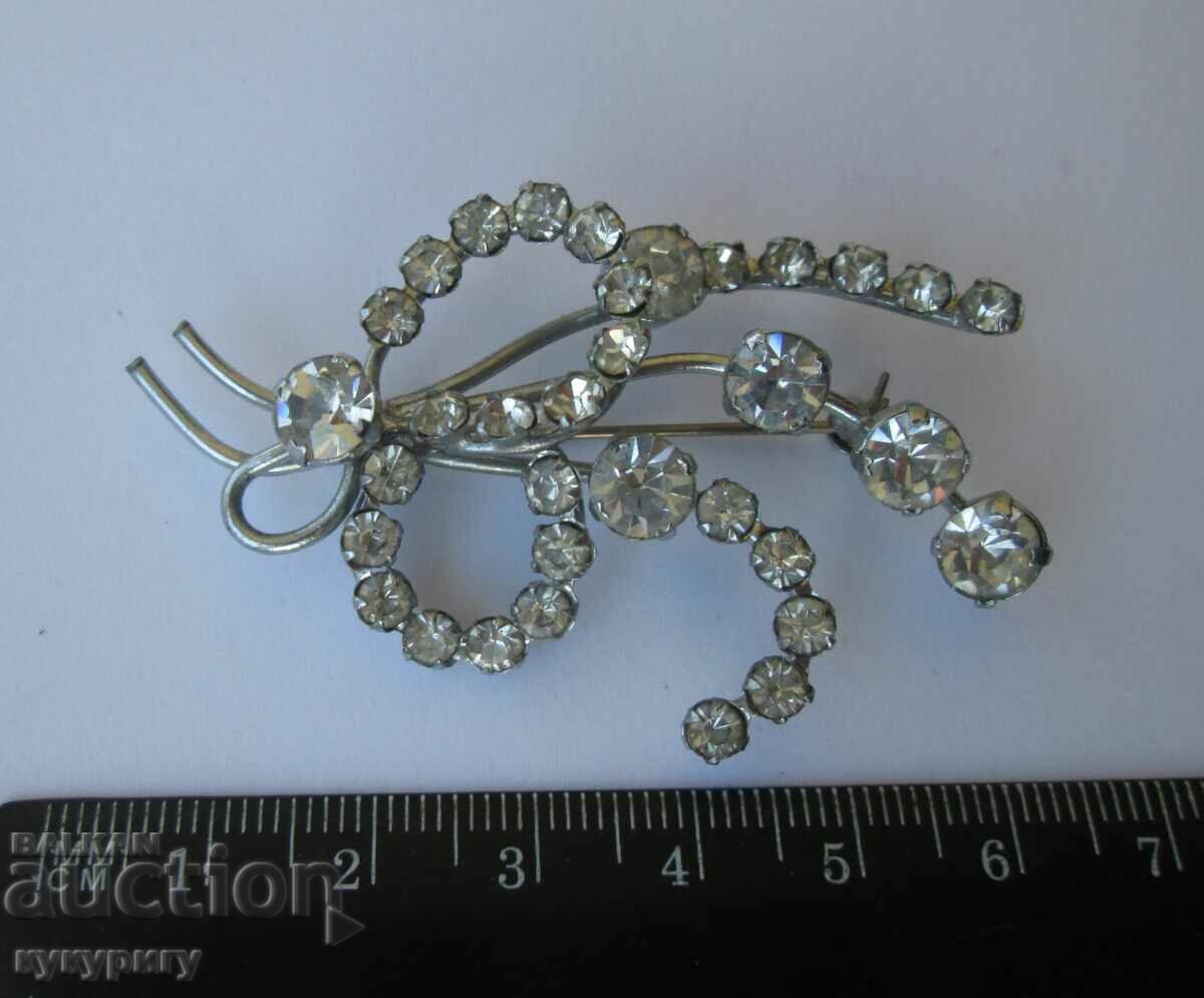 Delivery of Old lady's brooch with stones Delivery of Old lady's brooch with stones