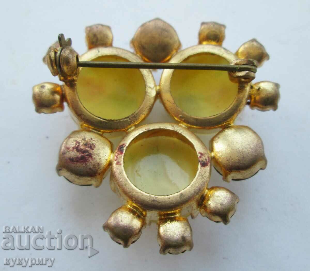 A beautiful old ladies brooch with Murano glass with price 55.00 BGN | € 28.12 A beautiful old ladies brooch with Murano glass with price 55.00 BGN | € 28.12