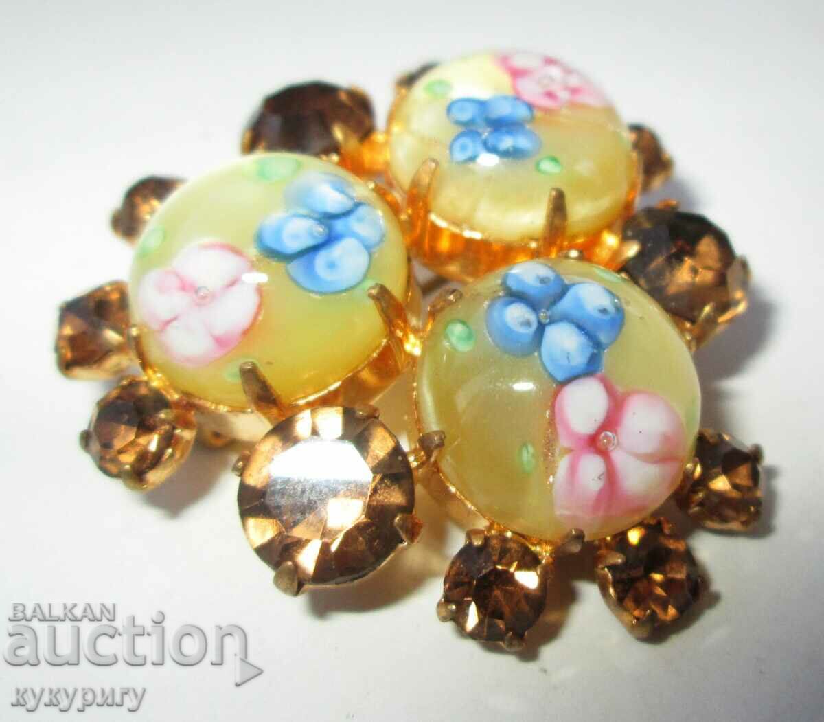 Delivery of A beautiful old ladies brooch with Murano glass Delivery of A beautiful old ladies brooch with Murano glass