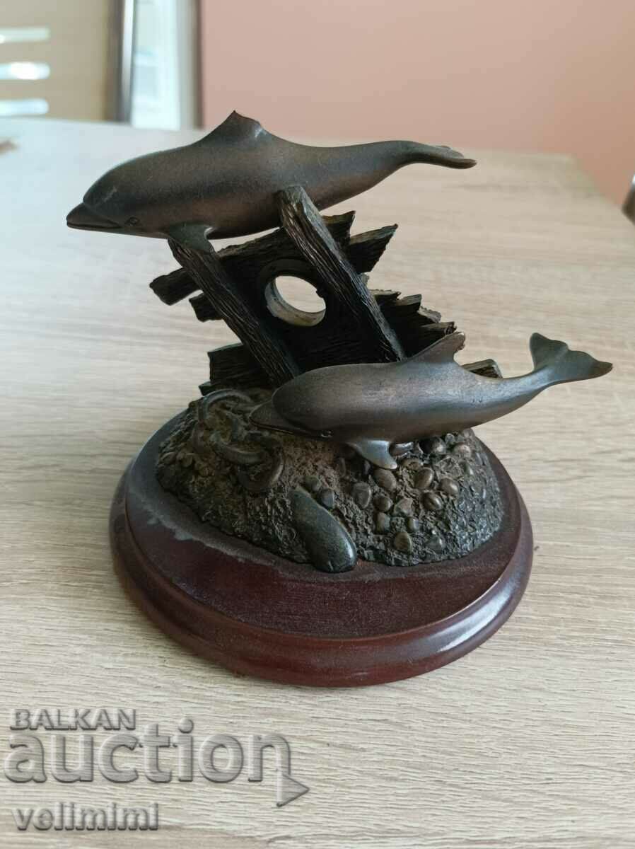 Figurină cu delfin