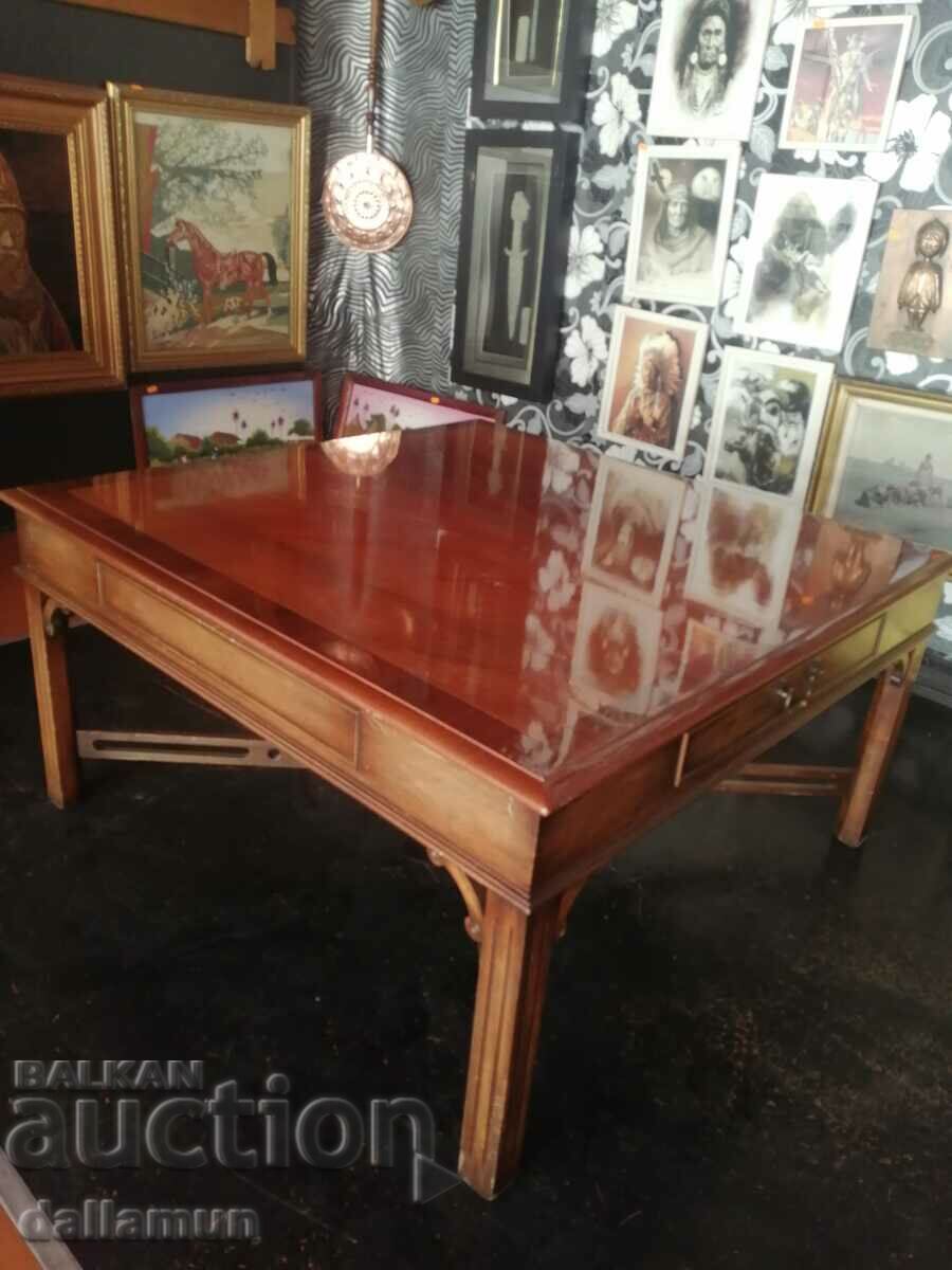 Доставка на стара дървена маса Доставка на стара дървена маса