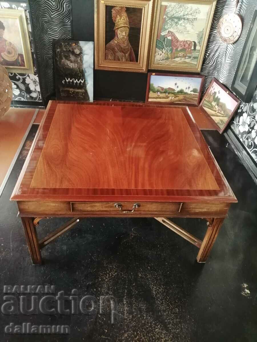 стара дървена маса