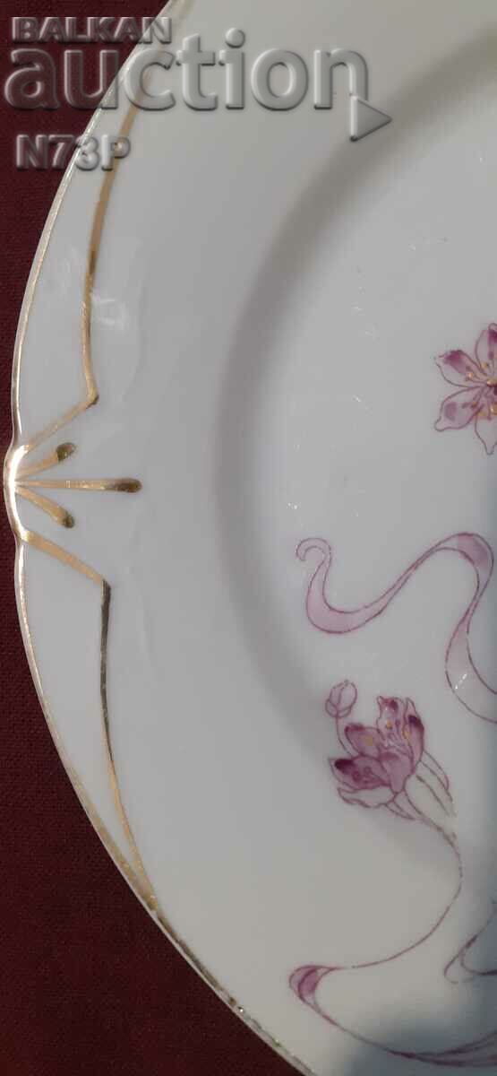 Auction OLD PORCELAIN PLATE. HAND PAINTED. Auction OLD PORCELAIN PLATE. HAND PAINTED.