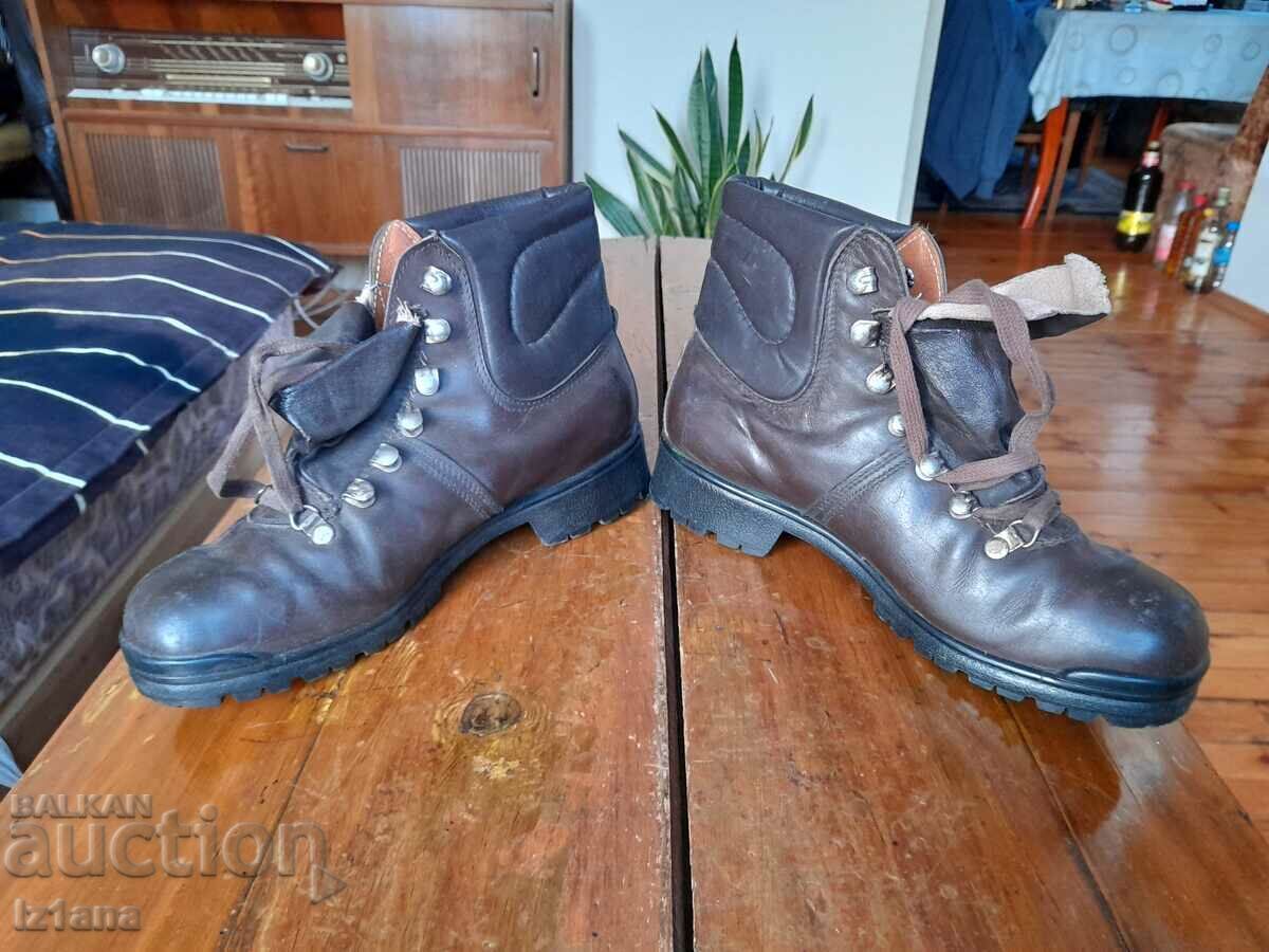 Old hiking boots Youth with price 33.00 BGN | € 16.87 Old hiking boots Youth with price 33.00 BGN | € 16.87