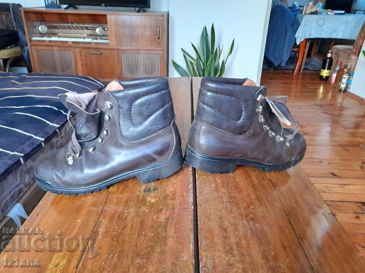 Auction Old hiking boots Youth Auction Old hiking boots Youth