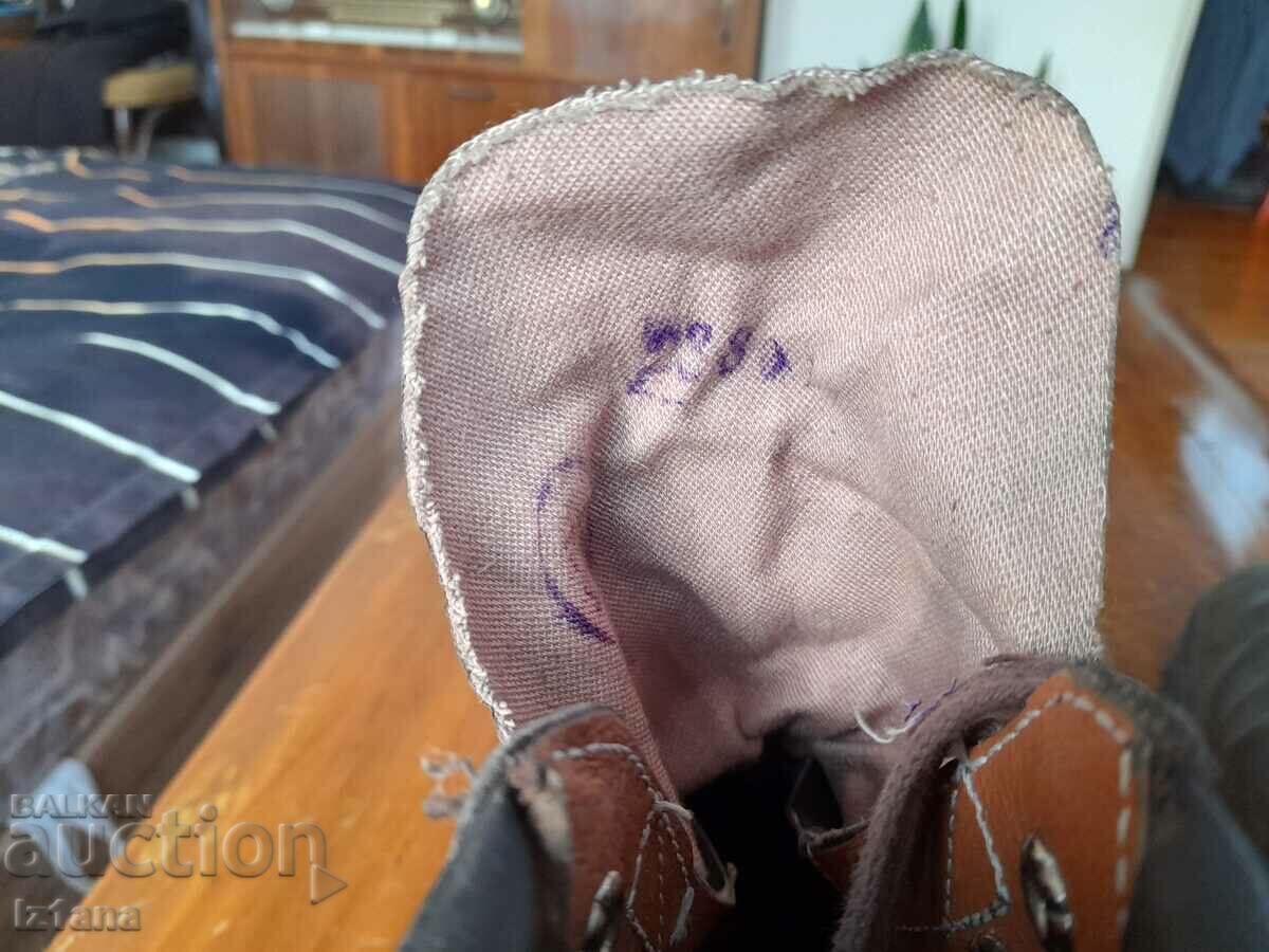 Delivery of Old hiking boots Youth Delivery of Old hiking boots Youth