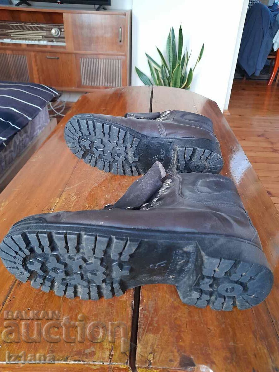 Old hiking boots Youth - 5 Old hiking boots Youth - 5