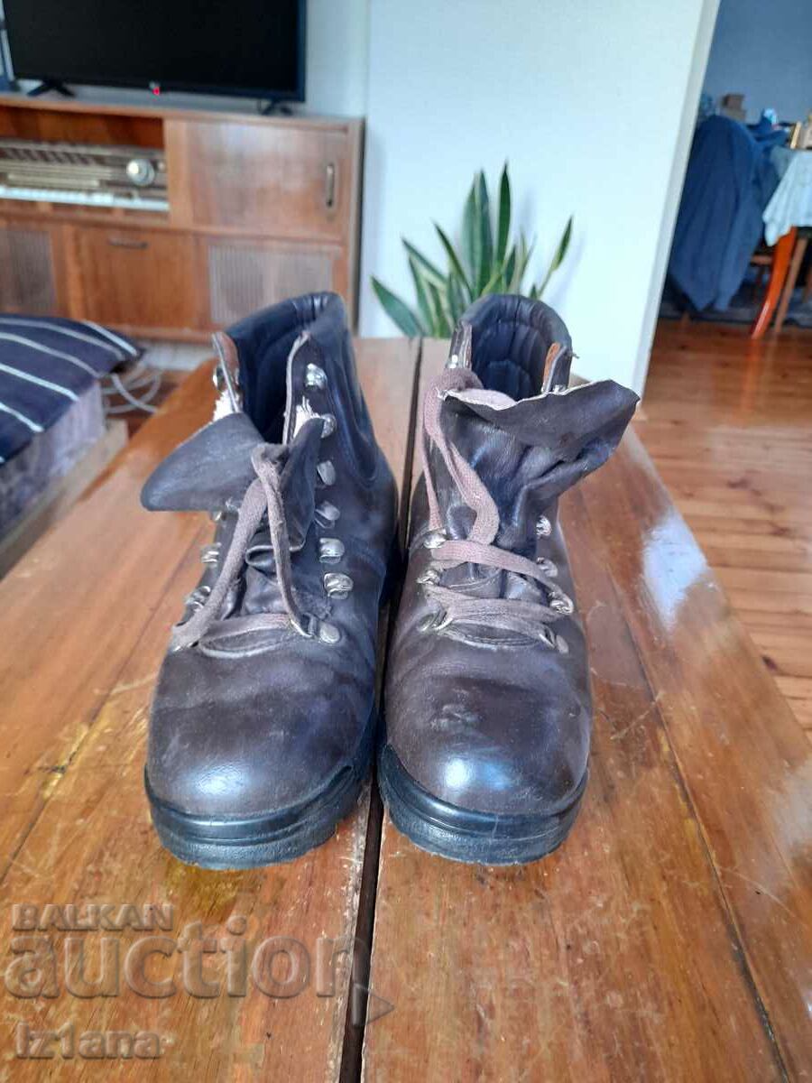 Παλιές μπότες πεζοπορίας Νεολαία