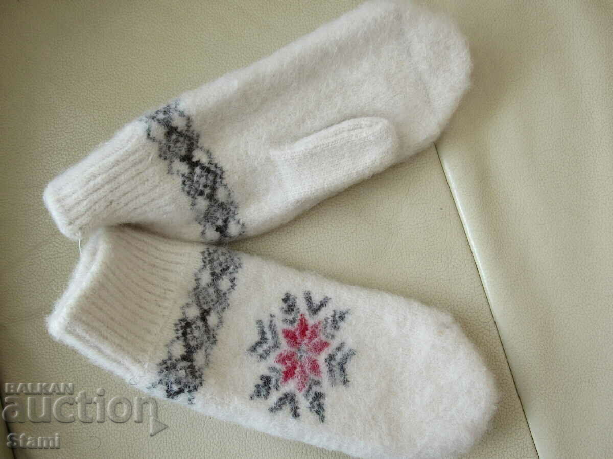 Delivery of Women's Knitted One-Finger Gloves Voronezh Goat, Russia Delivery of Women's Knitted One-Finger Gloves Voronezh Goat, Russia