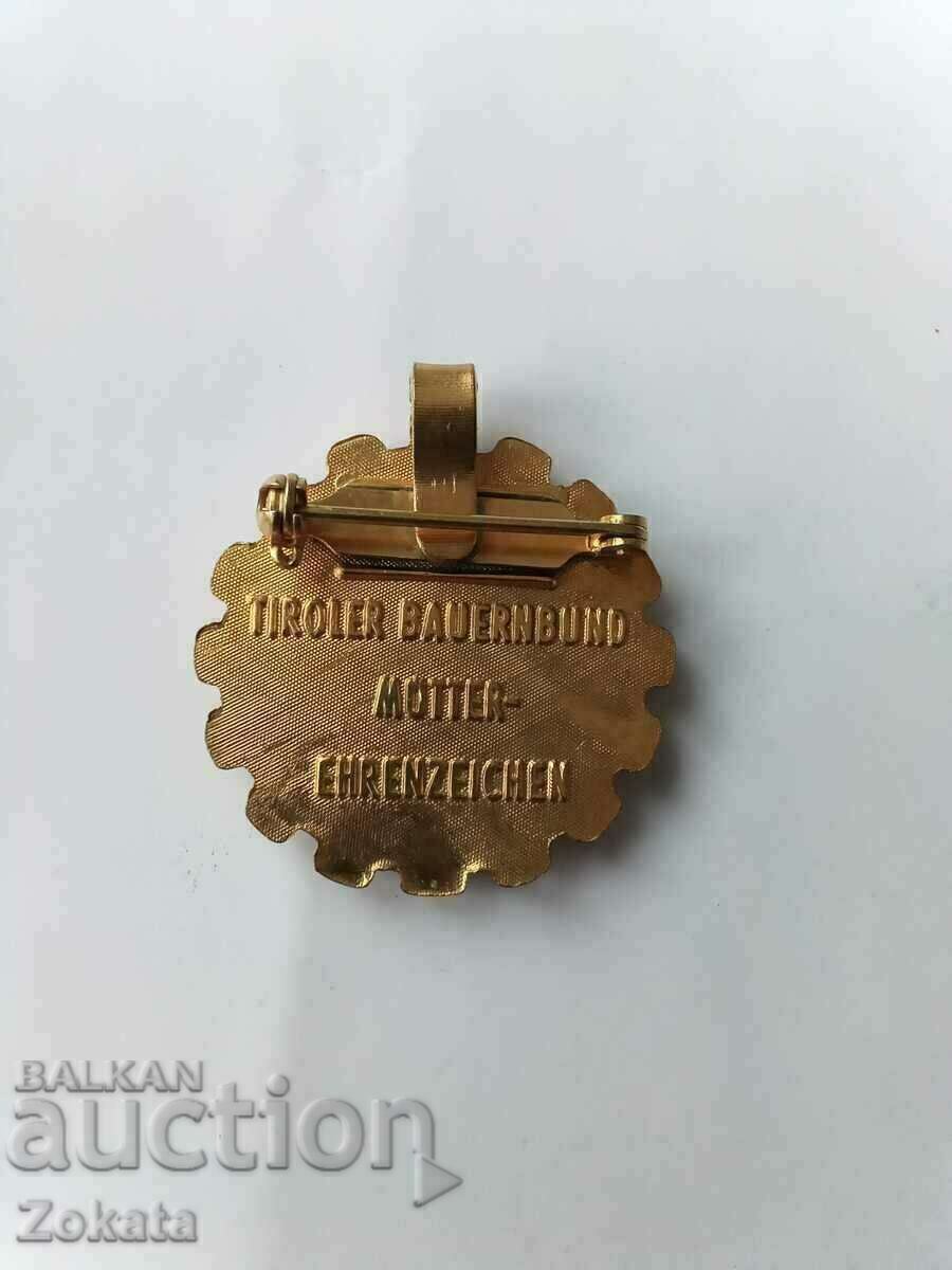 Insigna. Colier. cu preț € 4.09 | 8.00 BGN