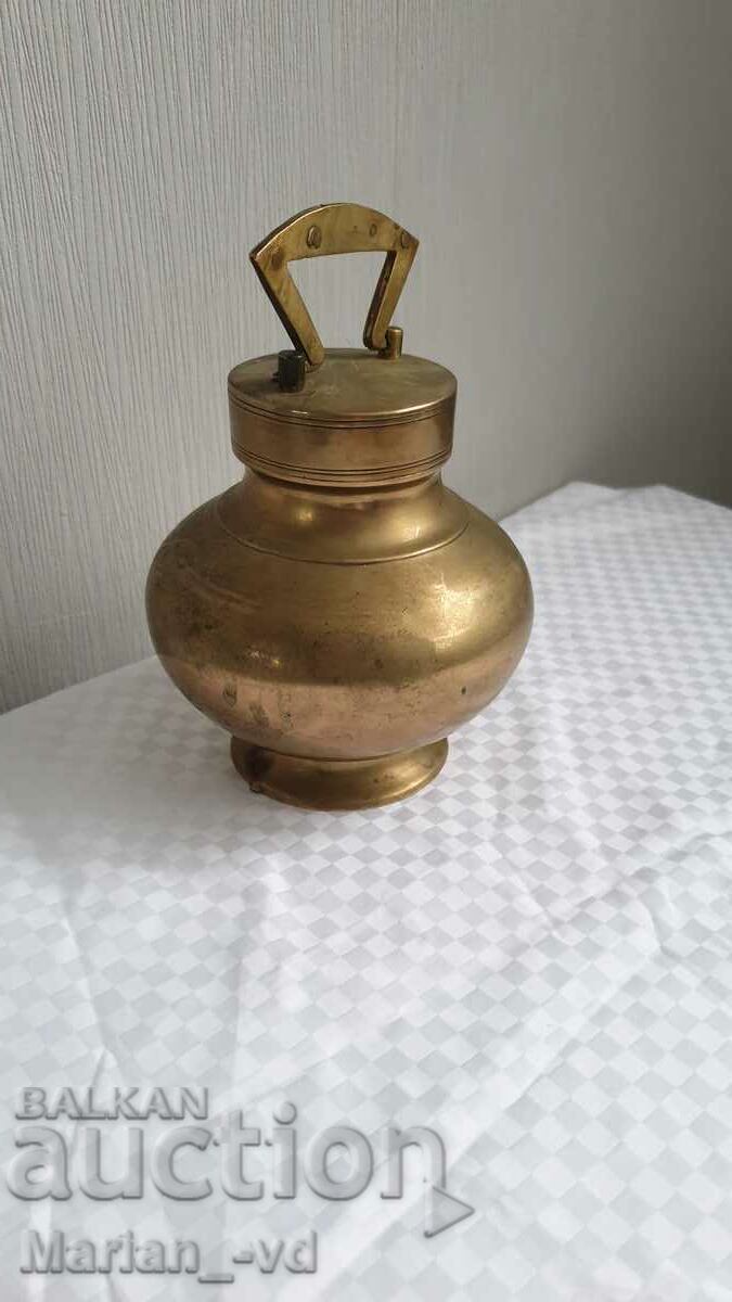 Аукцион Стар индуиски религиозин месингов съд за вода Аукцион Стар индуиски религиозин месингов съд за вода