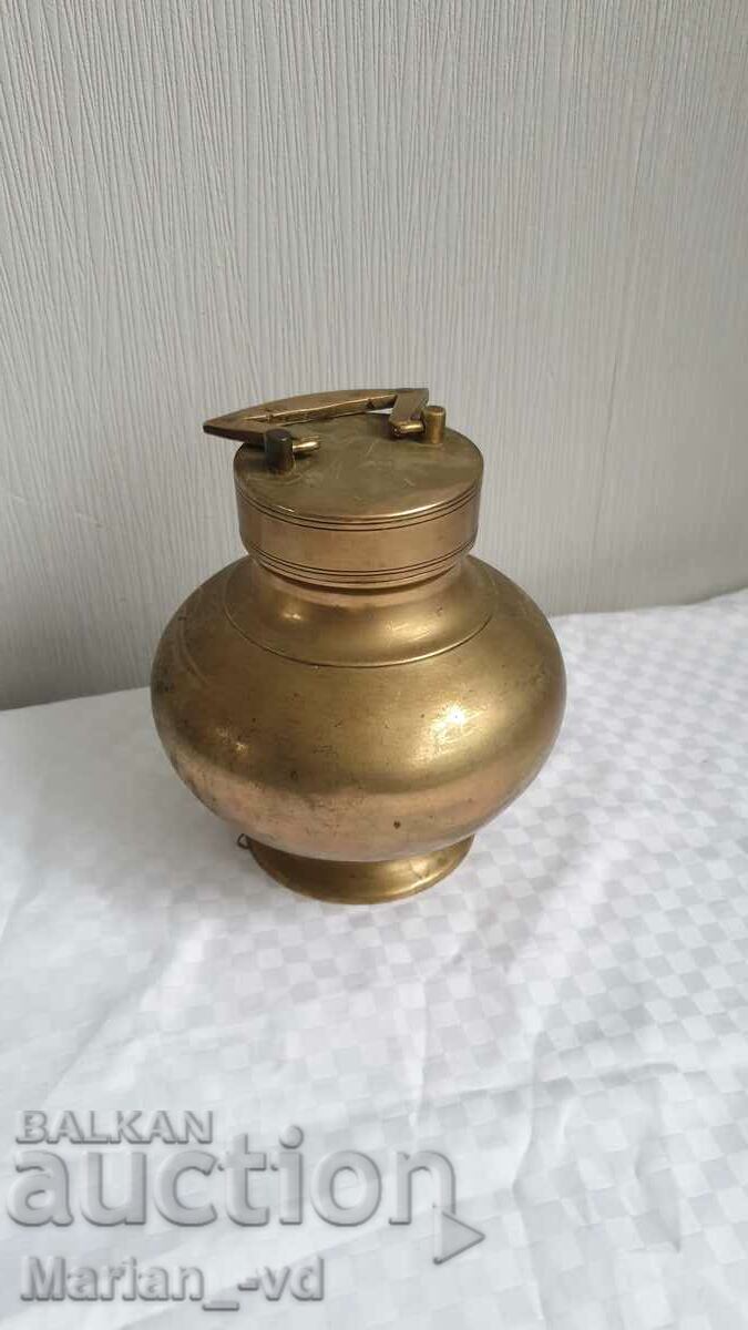 Доставка на Стар индуиски религиозин месингов съд за вода Доставка на Стар индуиски религиозин месингов съд за вода