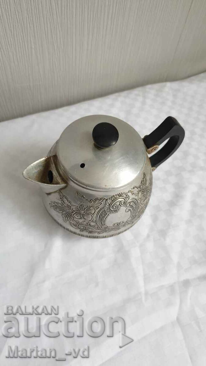 Малък английски алуминиев чайник с цена 30.00 лв. | € 15.34 Малък английски алуминиев чайник с цена 30.00 лв. | € 15.34