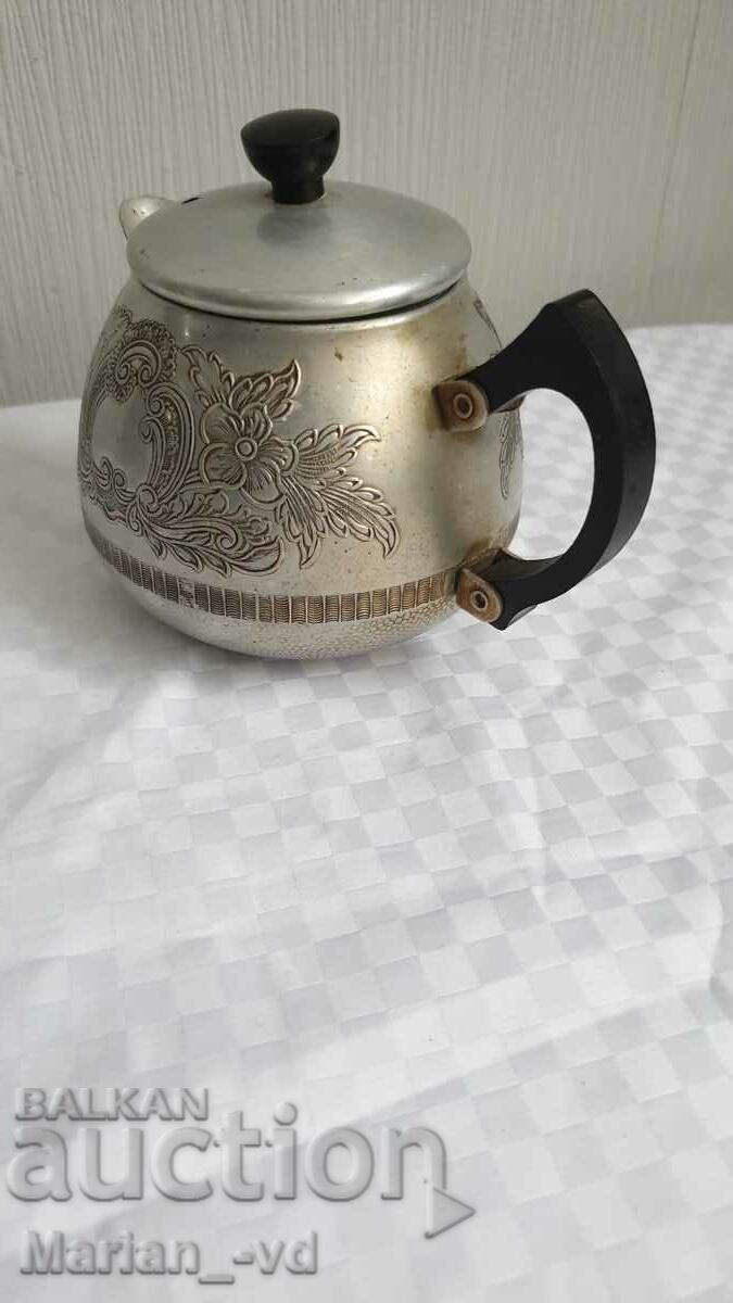 Аукцион Малък английски алуминиев чайник Аукцион Малък английски алуминиев чайник