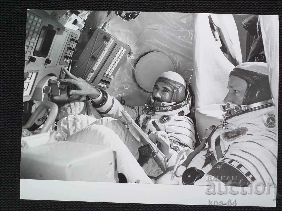 Pilot-Cosmonaut Georgi Ivanov and Rukavishnikov