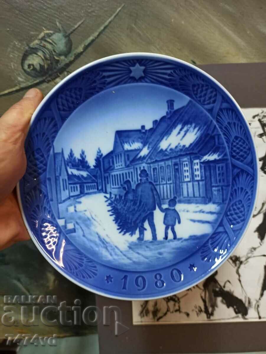 COLLECTIBLE PORCELAIN WALL PLATE