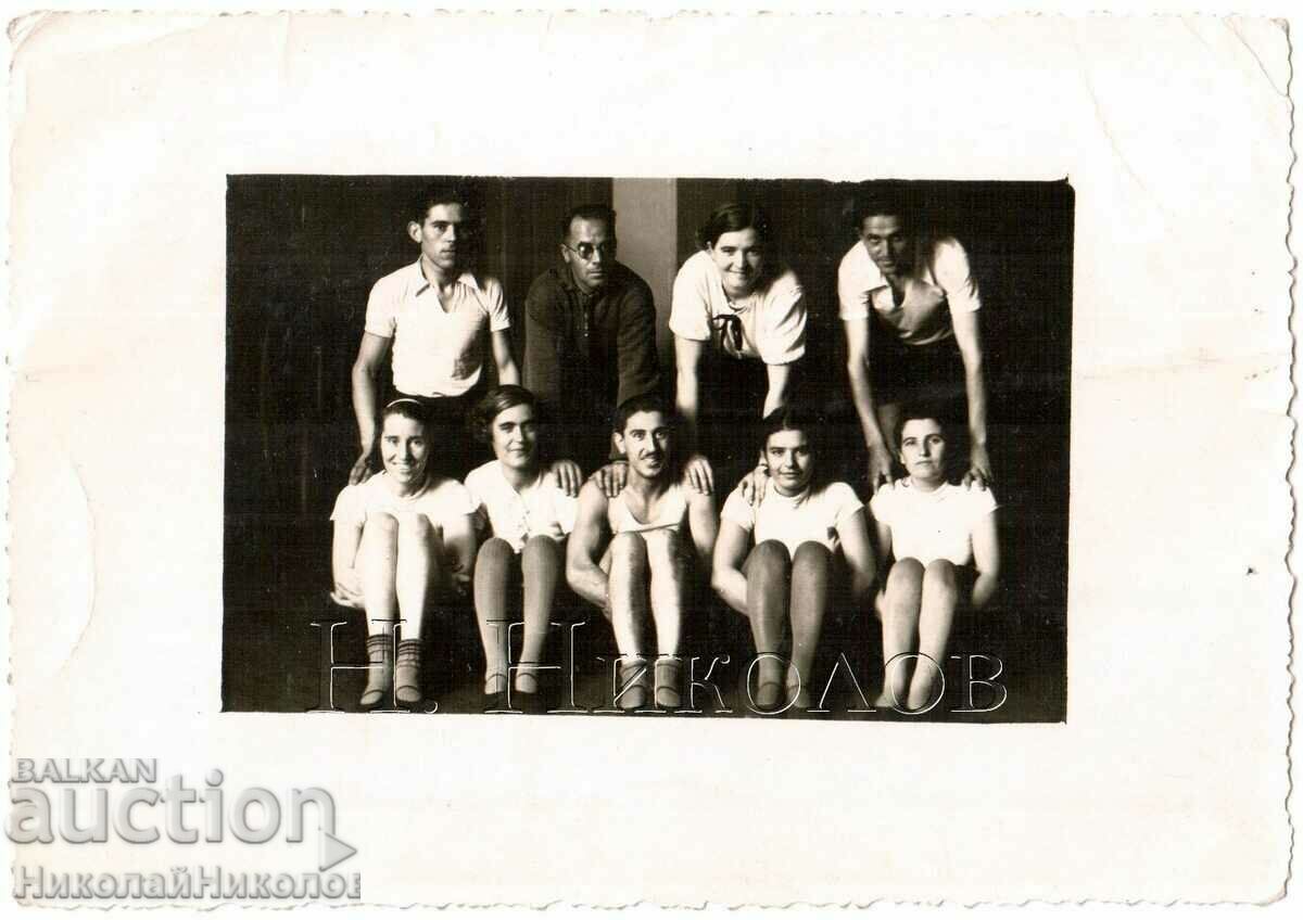 1939 OLD PHOTO CARNOBATE PHOTO PUZZLE SPORTS TROOP G432