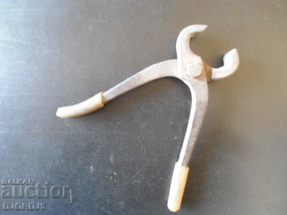 Old pliers with price 5.00 BGN | € 2.56 Old pliers with price 5.00 BGN | € 2.56