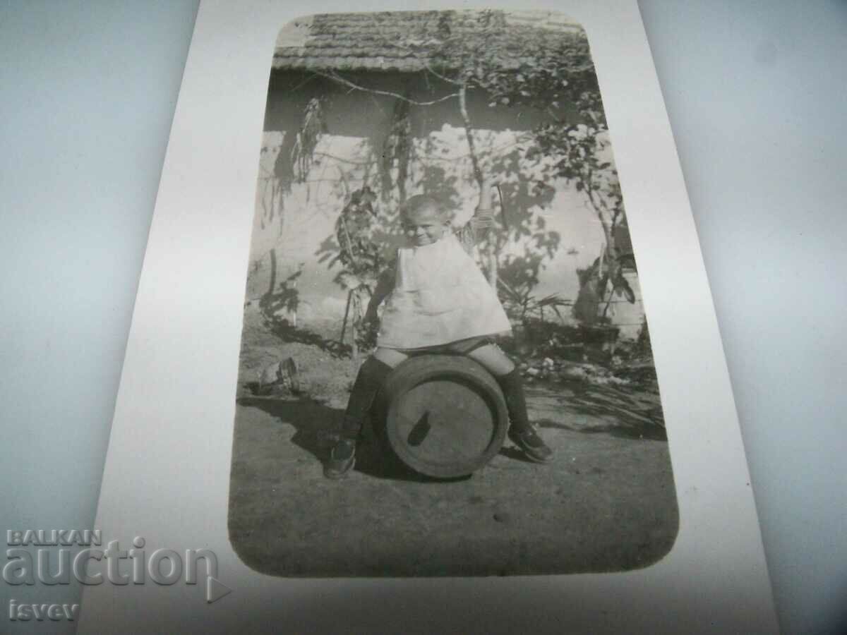 Δημοπρασία Παλιά καρτ ποστάλ παιδί σε ένα βαρέλι 1928. Δημοπρασία Παλιά καρτ ποστάλ παιδί σε ένα βαρέλι 1928.