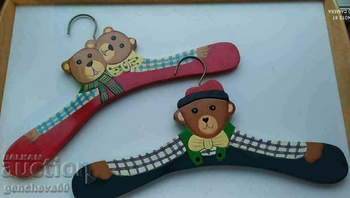 Licitație Umerașe din lemn pentru copii, pictate manual, 4 buc, cu etichetă