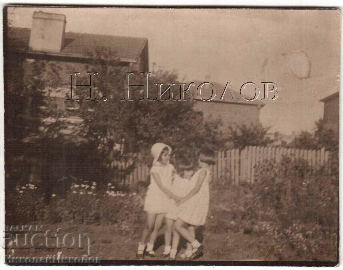 1933 FOTO VECHE FETE SOFIA JOACĂ-TE ÎN CURTE D447