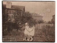 1933 FOTO VECHE FETE SOFIA JOACĂ-TE ÎN CURTE D447