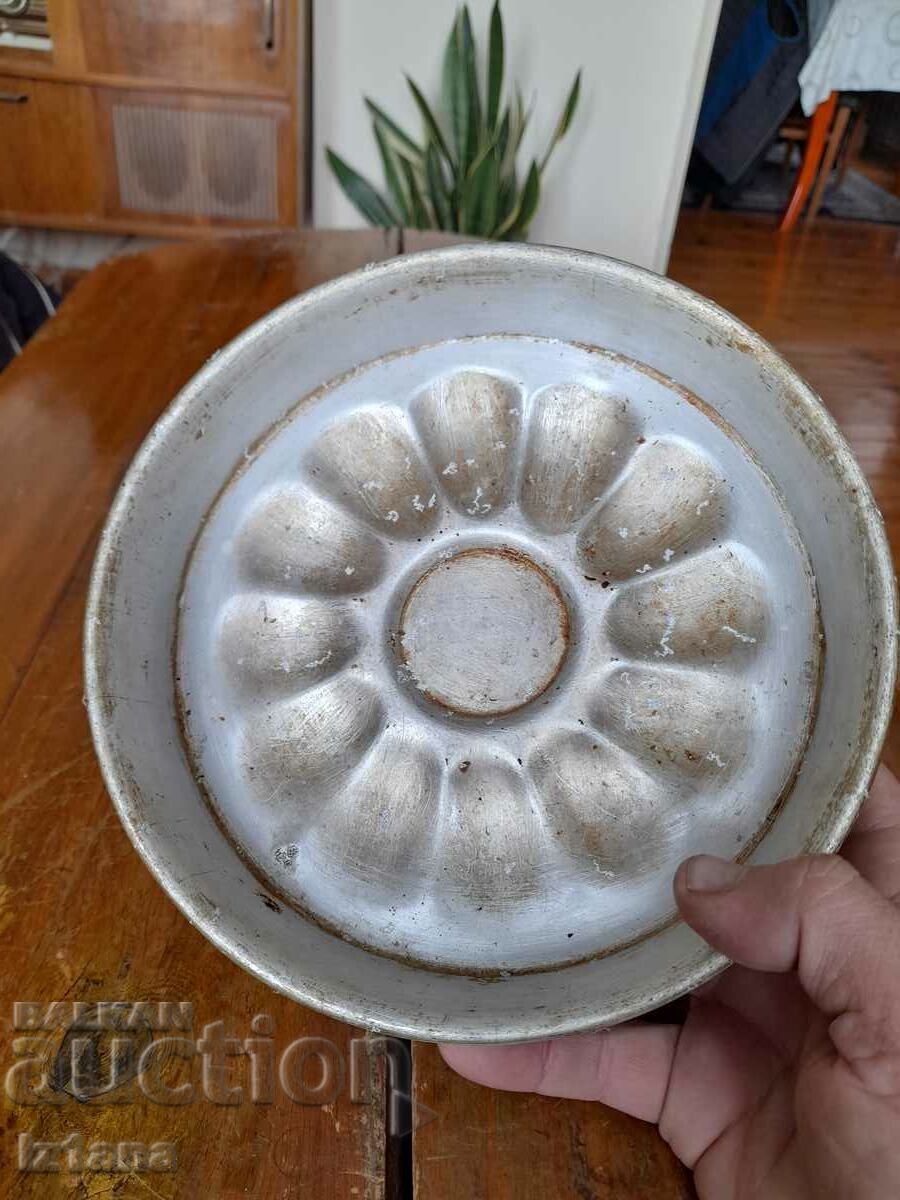 Delivery of Old aluminum cake pan