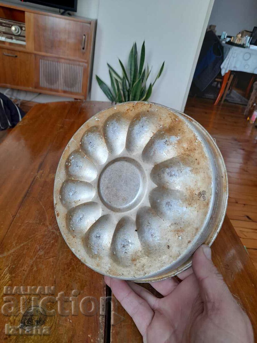 Old aluminum cake pan - 5