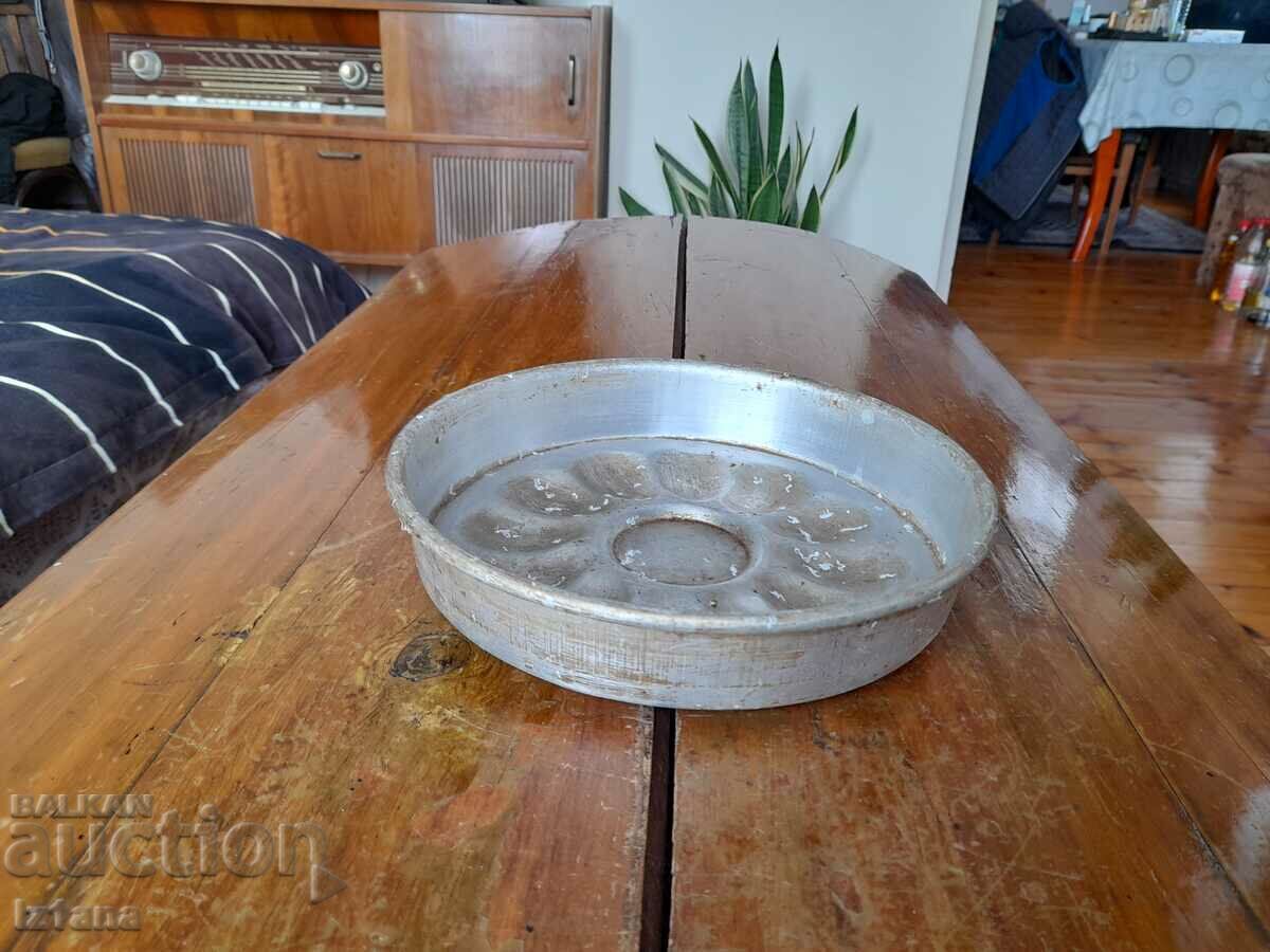 Old aluminum cake pan