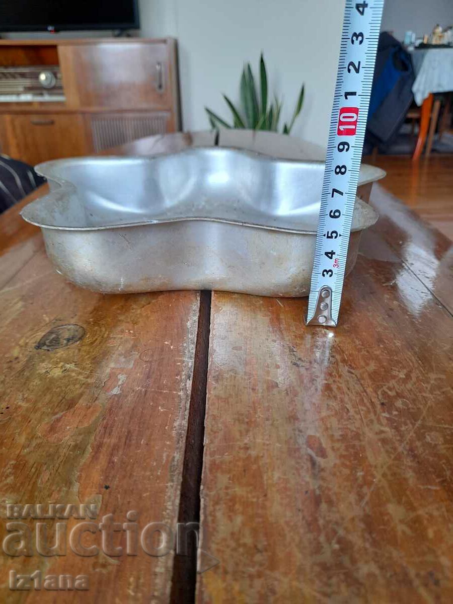 Old aluminum cake pan with price 22.00 BGN | € 11.25 Old aluminum cake pan with price 22.00 BGN | € 11.25