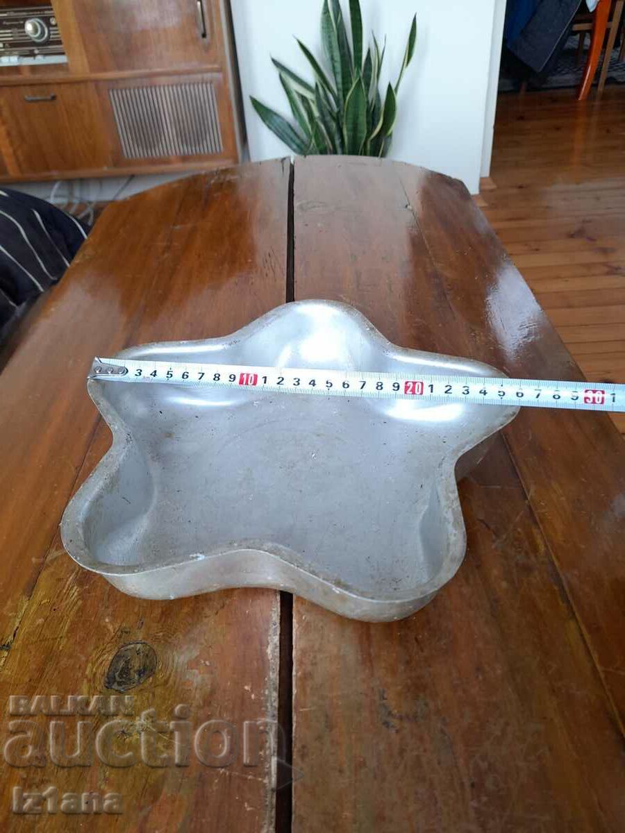 Auction Old aluminum cake pan Auction Old aluminum cake pan