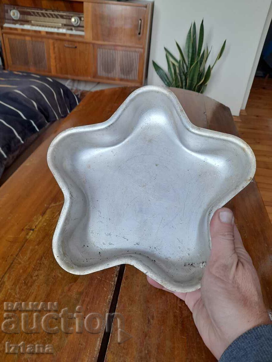 Delivery of Old aluminum cake pan Delivery of Old aluminum cake pan