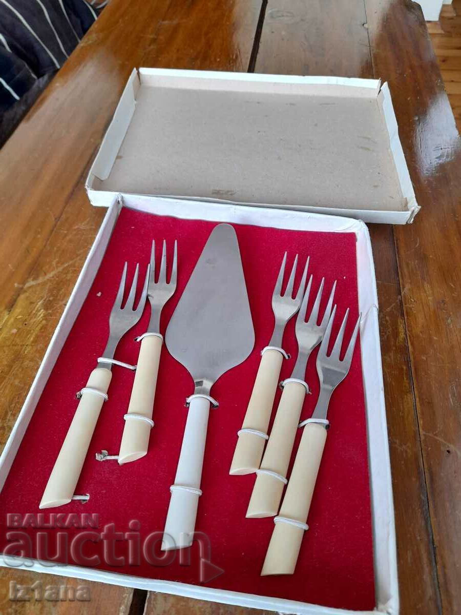 Old dessert utensils with price 55.00 BGN | € 28.12 Old dessert utensils with price 55.00 BGN | € 28.12