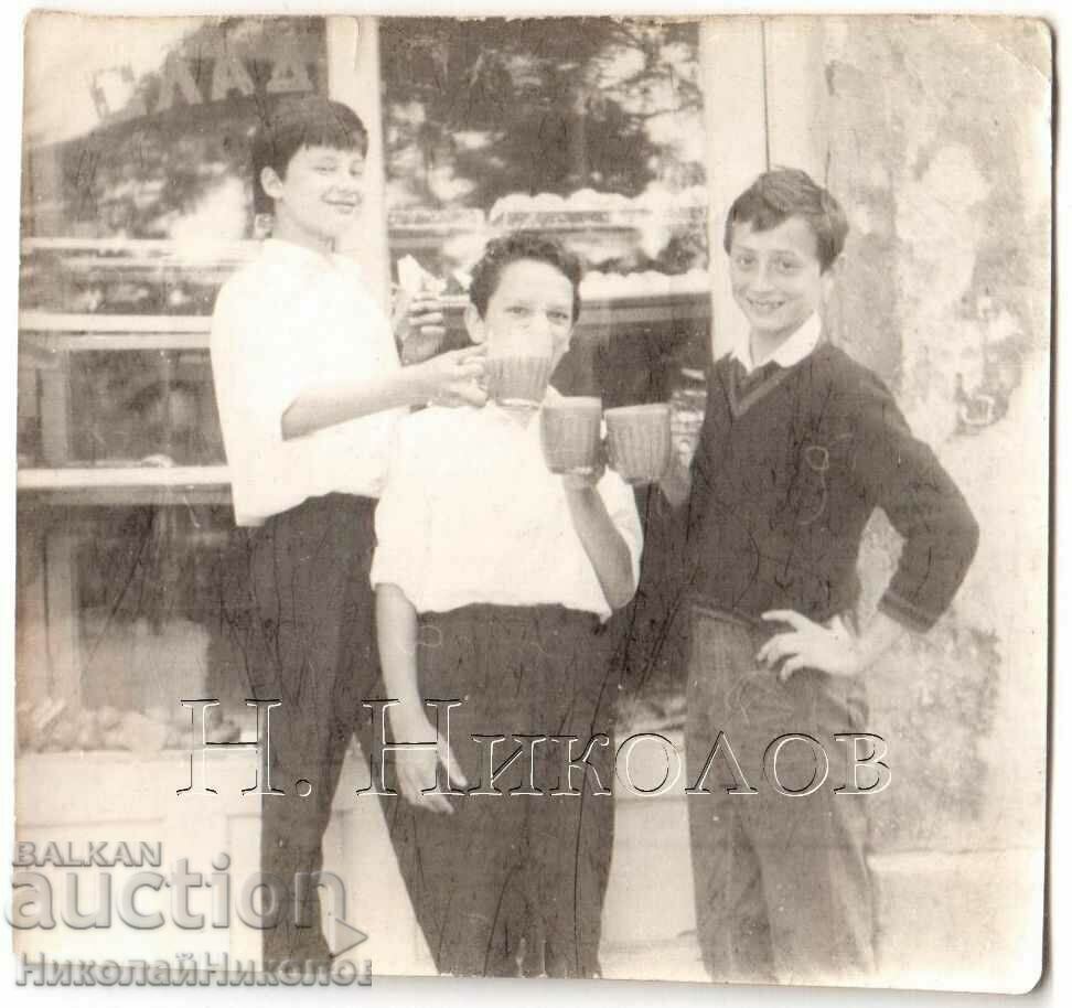 BĂIEȚI BĂTRĂ FOTO BĂUT BOZA ÎN FAȚA DULCIURILOR G454