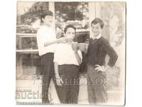 LITTLE OLD PHOTO BOYS DRINKING BOZA IN FRONT OF THE SWEET SHOP G454
