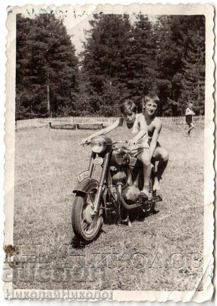 LITTLE OLD PHOTO BOYS ON MOTORCYCLE BALKAN MOTORCYCLE G455