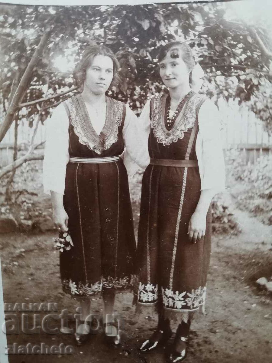 Old photo Kingdom of Bulgaria - Women in costume with price 7.00 BGN | € 3.58 Old photo Kingdom of Bulgaria - Women in costume with price 7.00 BGN | € 3.58