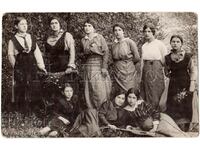 1916 OLD PHOTO VELIKO TARNOVO YOUNG LADIES G462