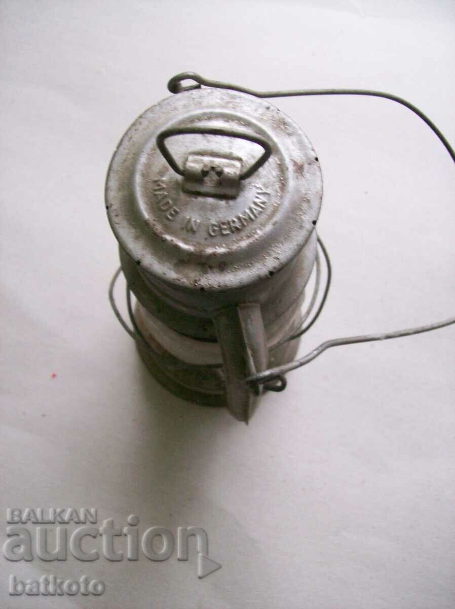Un felinar german foarte vechi cu preț 20.00 BGN | € 10.23 Un felinar german foarte vechi cu preț 20.00 BGN | € 10.23