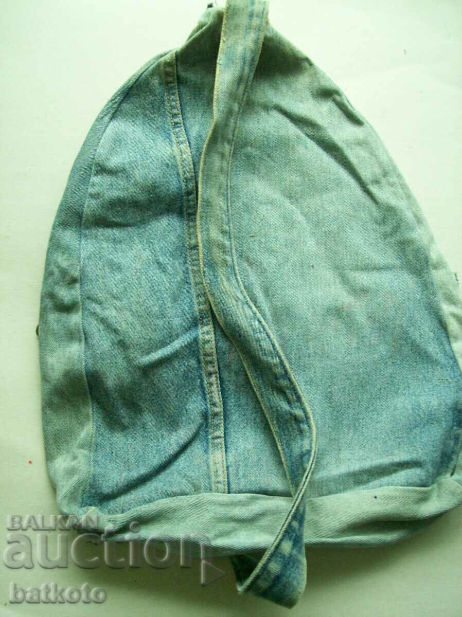 Rucsac vechi din denim pentru un adolescent cu preț 5.00 BGN | € 2.56