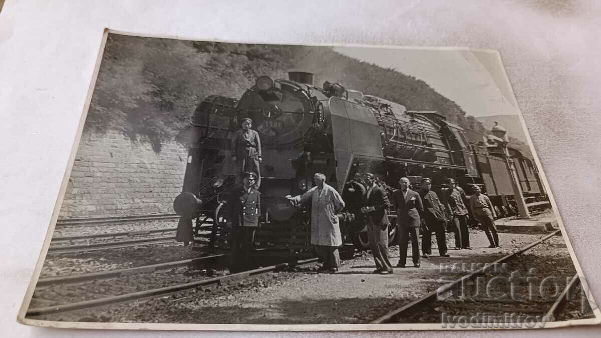 Photo Steam locomotive ser 1101 drivers and obsl. staff