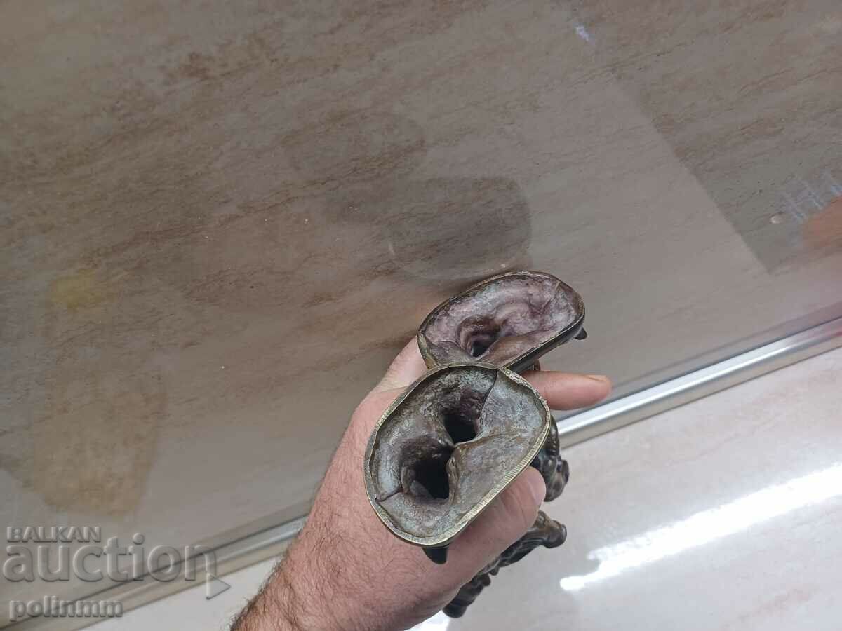 Delivery of A pair of antique bronze statuettes Delivery of A pair of antique bronze statuettes