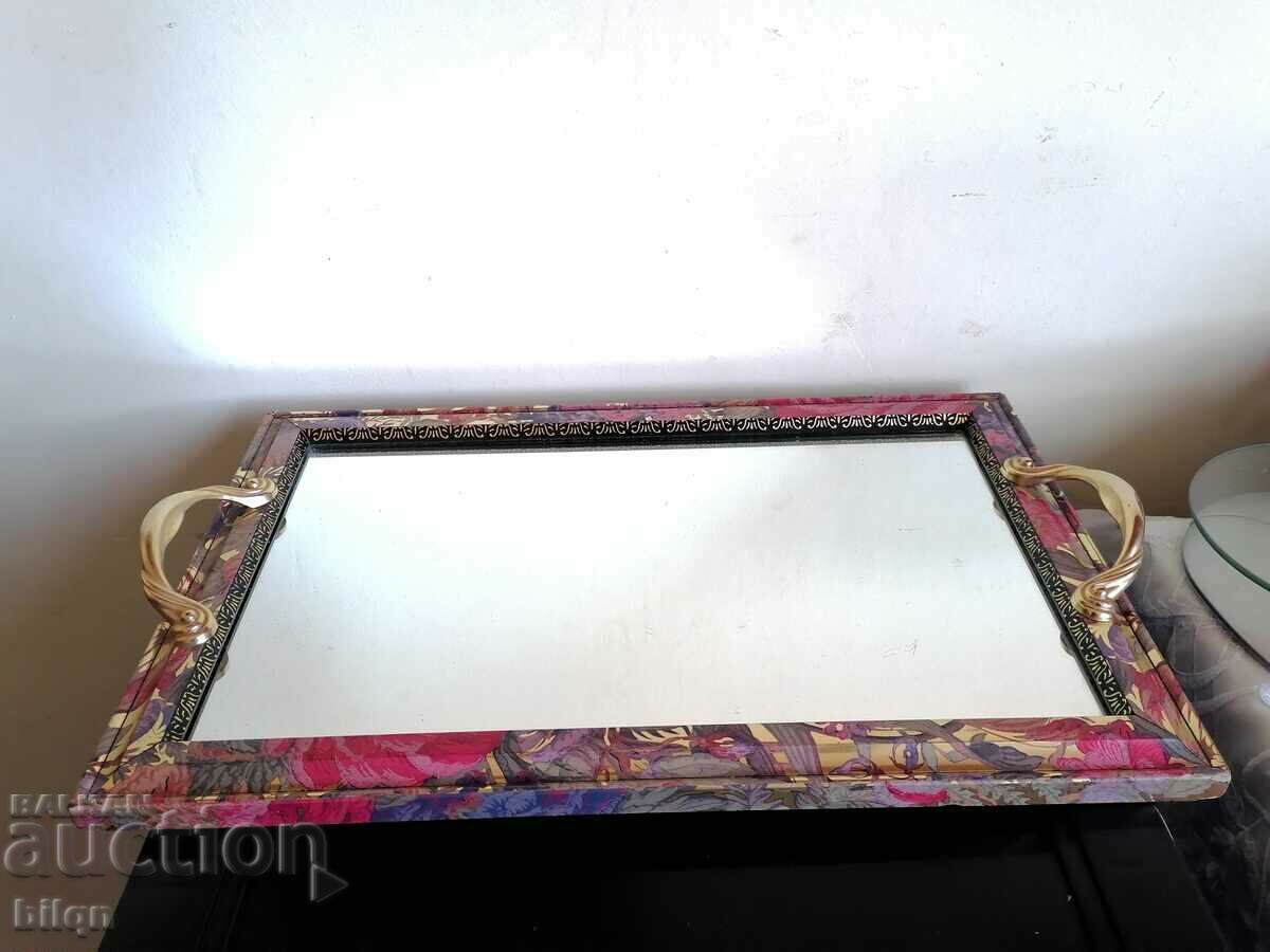 Tavă cu oglindă grozavă Tavă cu oglindă grozavă