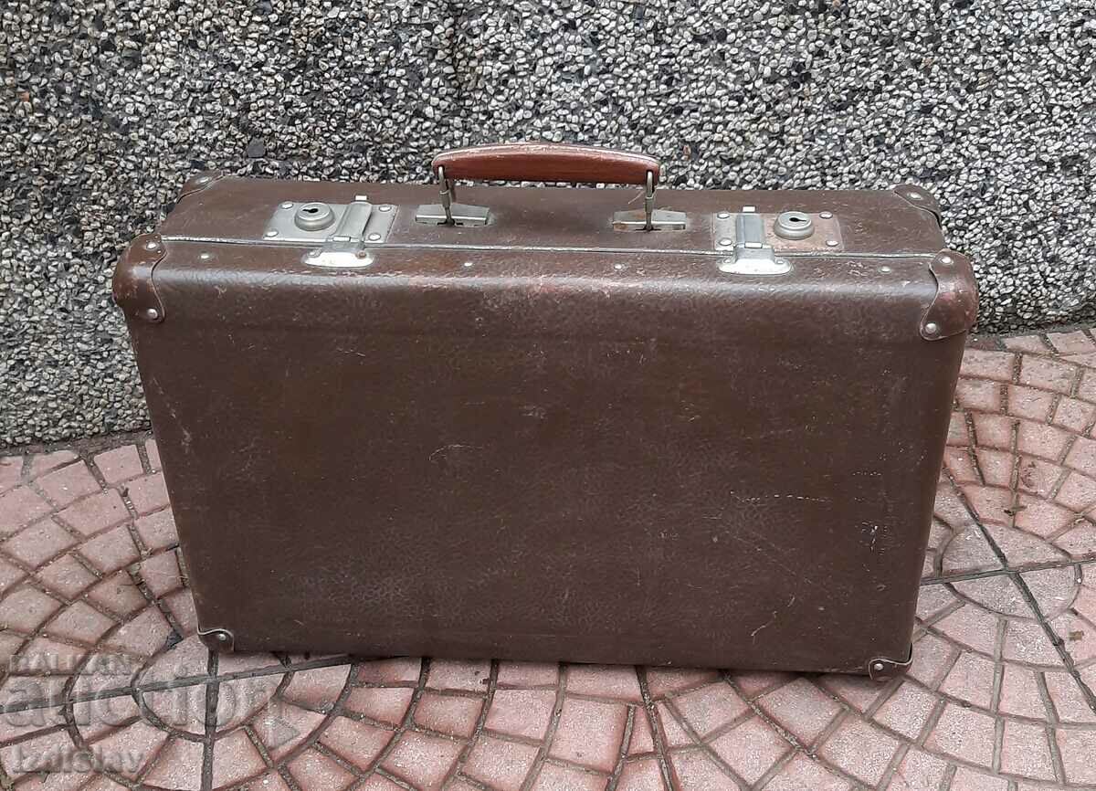 Стар пътнически куфар